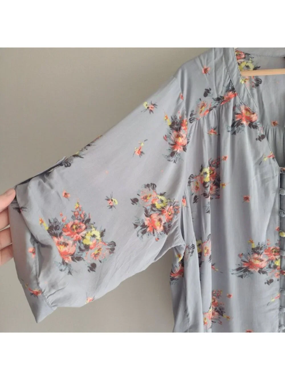 Torrid Gray Floral Blouse Sz 4 NEW Flowy Challis Relaxed Fit 4X - Picture 3 of 9